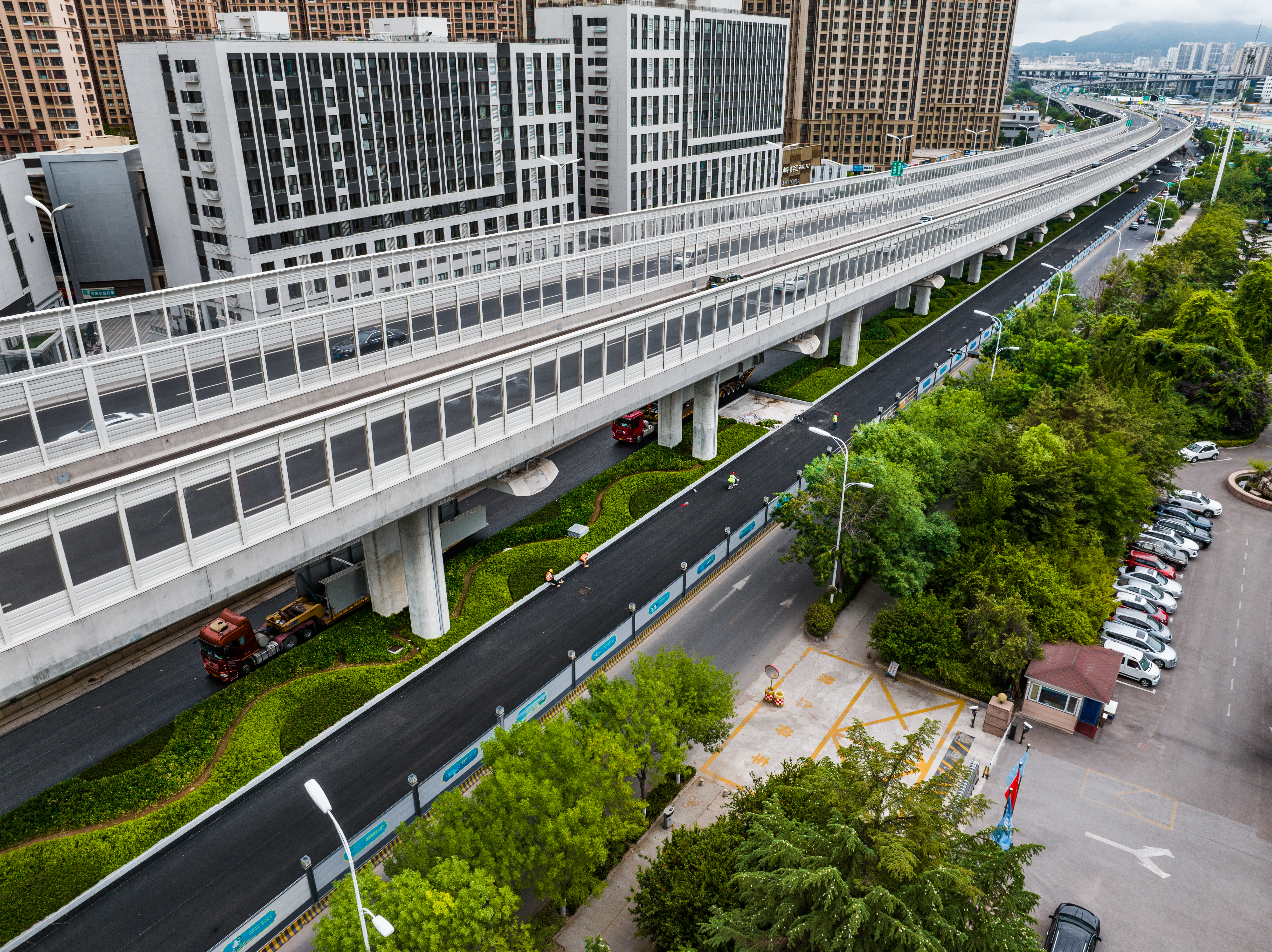道路两侧持续“增绿上新”！重庆路地面道路全新升级 冲刺7月底